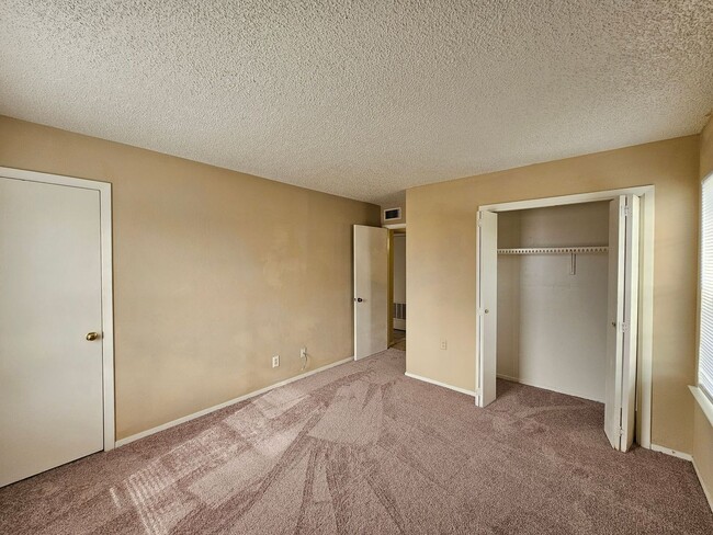 Building Photo - RENT SPECIAL - AVAILABLE NOW!