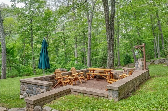 Building Photo - 77 Lake Dr