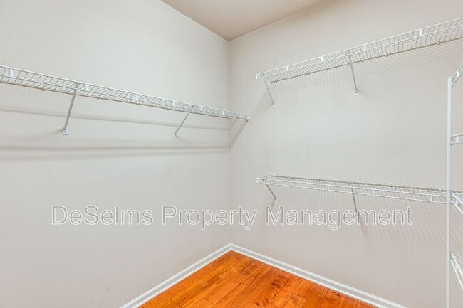 Building Photo - 701 Brent Glen Pl