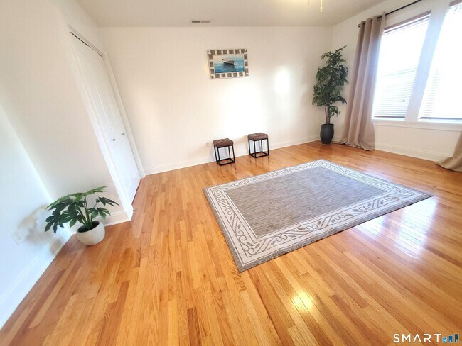 Building Photo - 1093 Shippan Ave