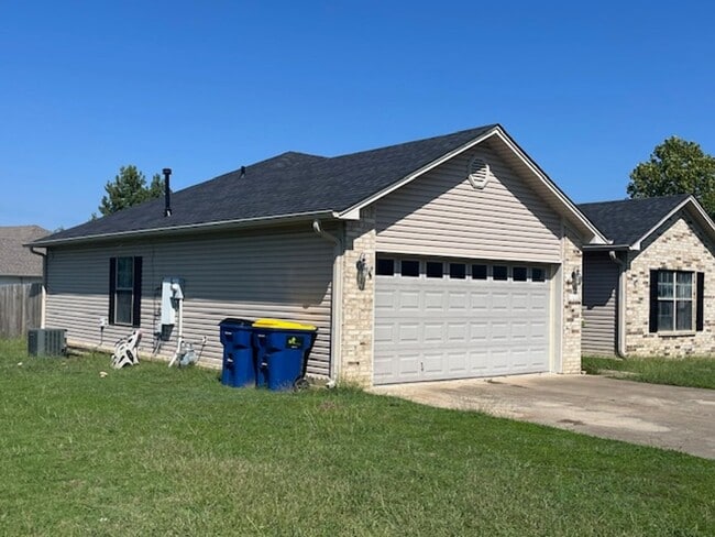 Building Photo - 102 Rosebud Cir