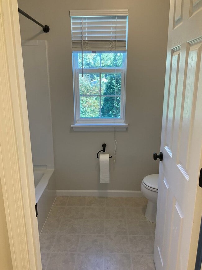 Building Photo - 104 Forest Oaks Dr