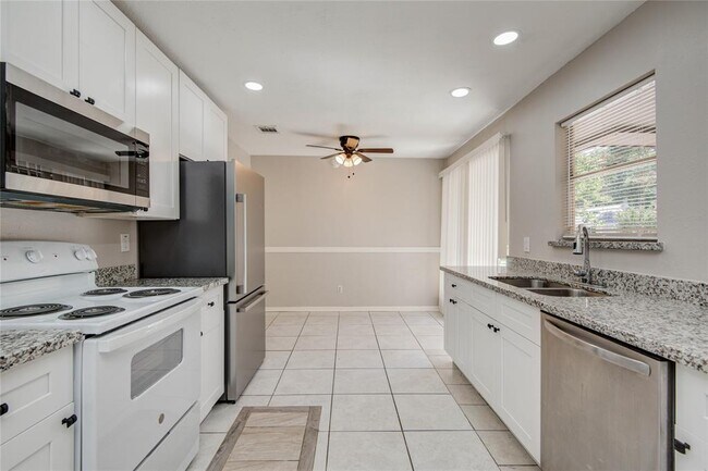 Building Photo - 25534 Pepper Ridge Ln