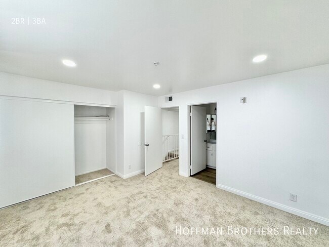 Building Photo - 16033 Vanowen St