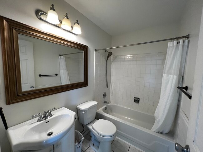 Building Photo - 1556 Darien Lakes Dr