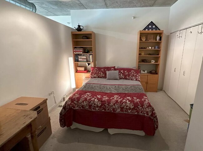 Building Photo - 817 Davis St