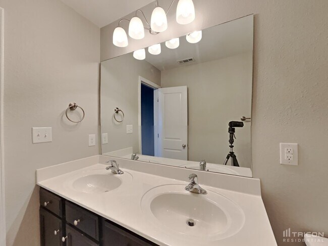 Building Photo - 2824 Tall Oaks Dr