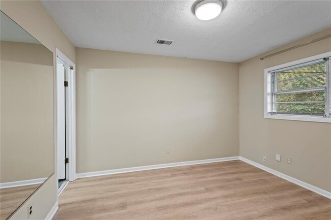 Building Photo - 1201 Shoreham Dr