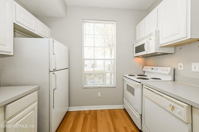 Building Photo - 13700 Richmond Park Dr N