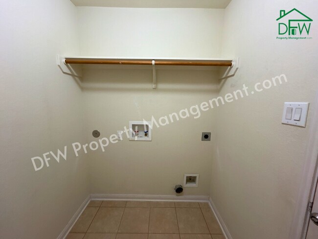 Building Photo - 10009 Iron Ridge Dr