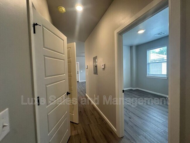 Building Photo - 1138 N Blackwelder Ave