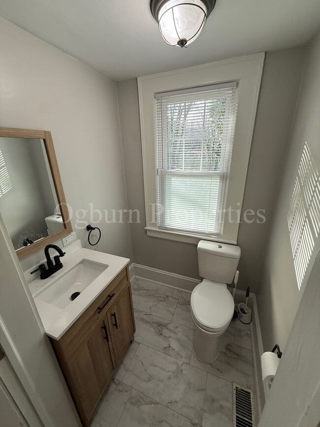 Building Photo - 114 S Sunset Dr