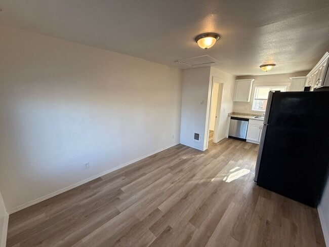 Building Photo - 3357 Portland Rd NE