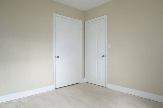 Building Photo - 1/2 OFF 3 Bedroom, 1 Bathroom Home for Ren...