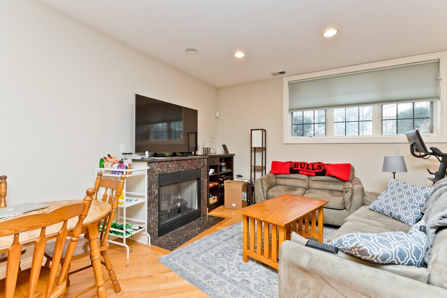 Building Photo - 2414 W Moffat St