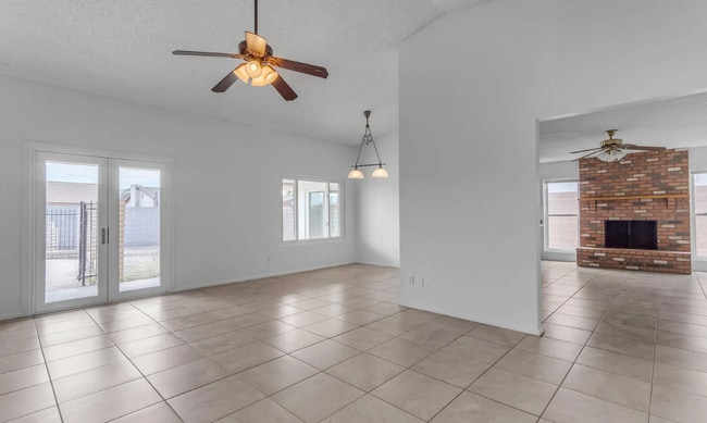 Building Photo - 2935 S Mollera