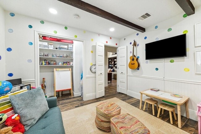 Building Photo - 6503 Hickorycrest Dr