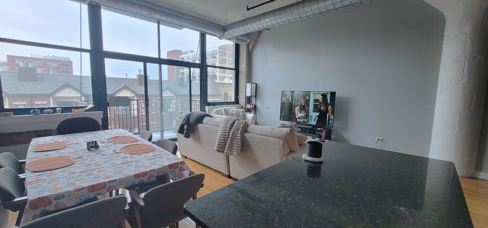 Building Photo - 221 E Cullerton St