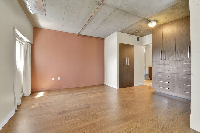Building Photo - $3,100 - 2 Bed, 2 Bath Lofted Condo in Den...