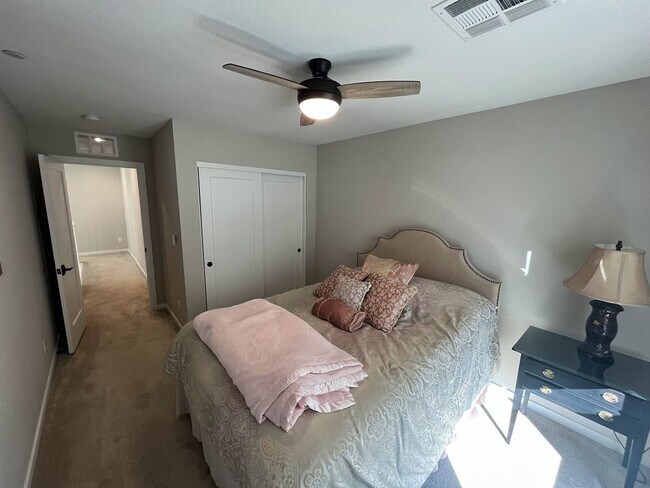 Building Photo - Beautiful 3 Bedroom Townhome in the Southw...