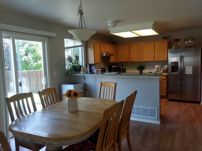 Building Photo - Beautiful 3B/2.5B Home in Ridge Crest Neighborhood - Ready for Move-in