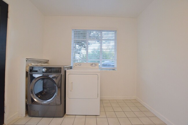 Building Photo - 1 br, 1 bath House - 2314 Formosa Ave