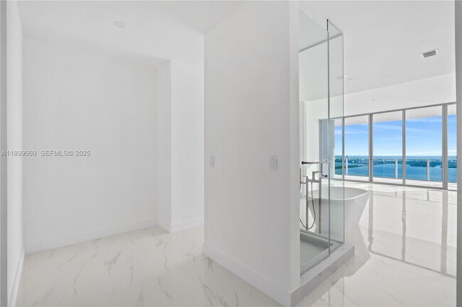 Building Photo - 700 NE 24th St