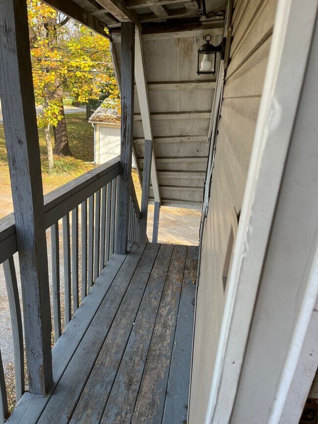 Building Photo - 202 1/2-127 1/2 N Penn St