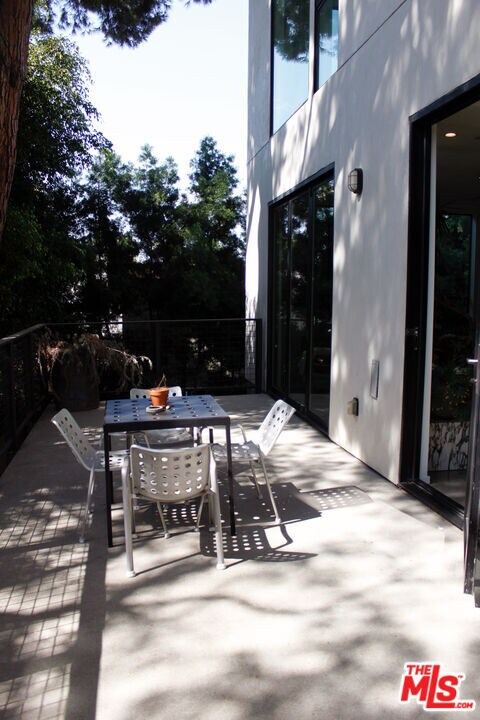 Building Photo - 1628 1/2 Micheltorena St