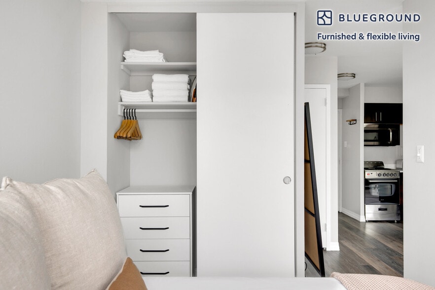 Building Photo - 5600 N Sheridan Rd