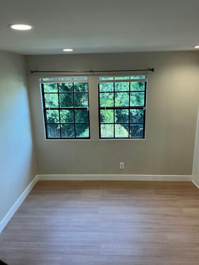 Building Photo - 852 N Monterey St