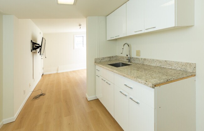 Building Photo - 1030 Ulloa St