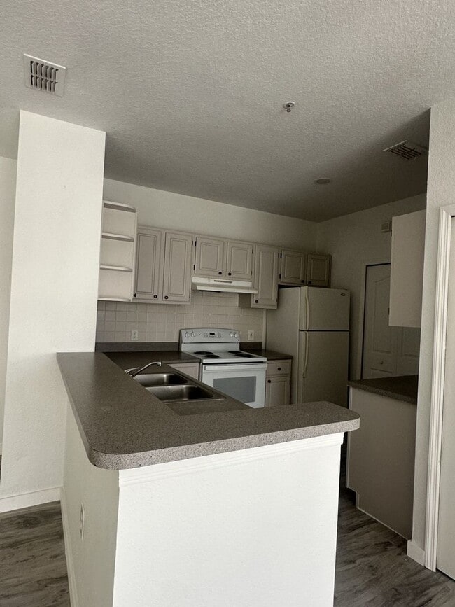 Building Photo - Beautifully Renovated 4 Bed / 2 Bath Condo in Visconti West Condominium- Water View
