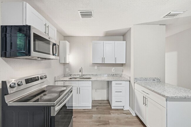 Building Photo - Rare Find! Spacious 2/1 Home on Huge Lot - Perfect for Work Vehicles, Boats & Pets***JANUARY SPEC...