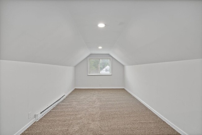 Building Photo - COLLEGE HILL-BEAUTIFULLY MAINTAINED 3 BEDR...