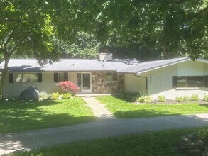Building Photo - 197 Vreeland Dr