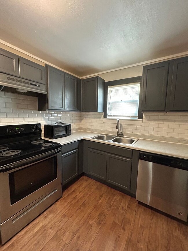 Building Photo - Charming 4-Bed Home with Fireplace & Hardw...