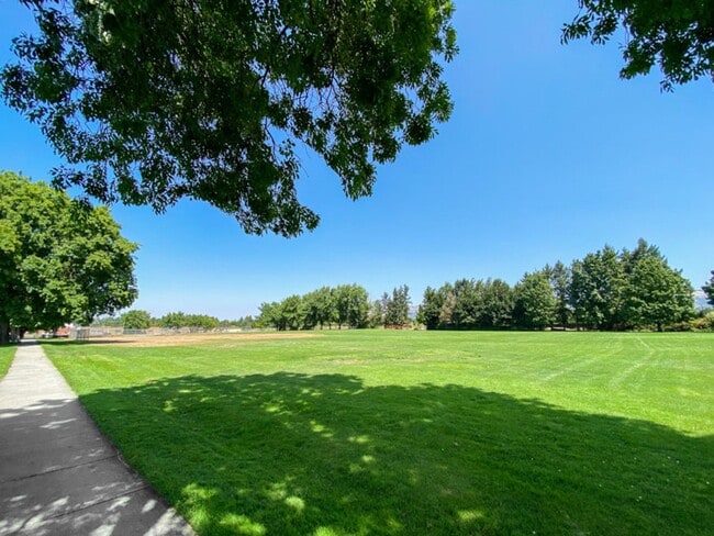 Building Photo - Garfield House: Furnished or Unfurnished, Large private lot across from Golf Course $300 Utility Fee