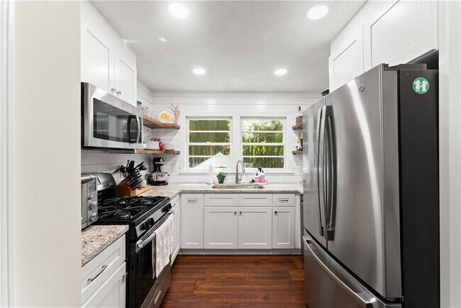 Building Photo - 269 Terrydale Dr SE