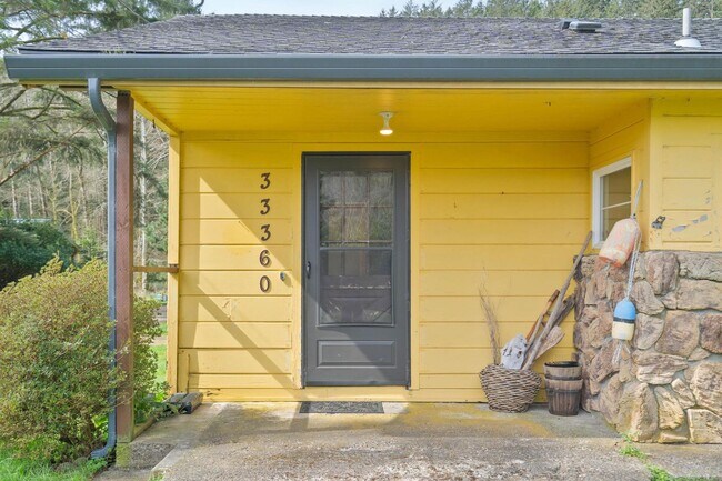Building Photo - Quaint, inviting 4-bdrm/2-bath home in Cloverdale. Serene living, huge yard, covered patio
