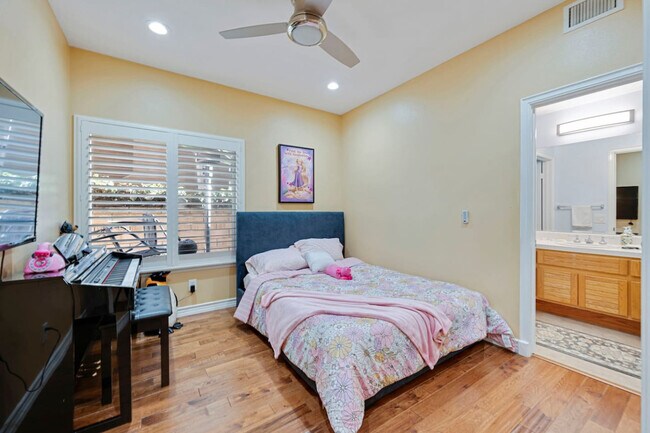 Building Photo - 9598 Naples Dr