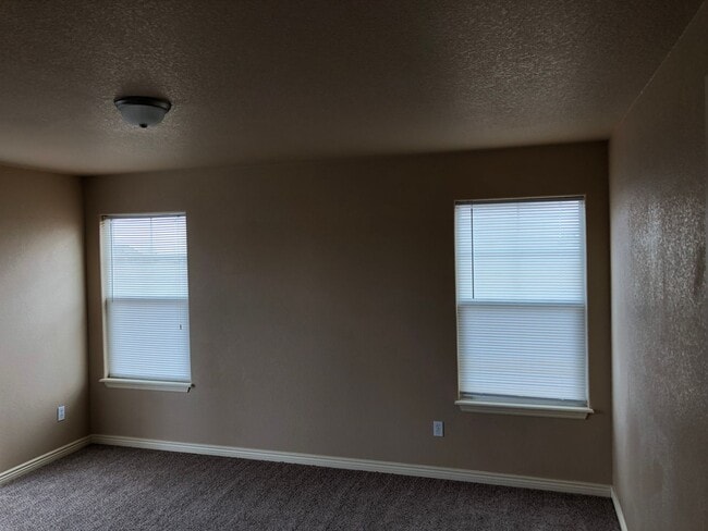 Building Photo - Duplex Town Home Rancher One Level Living