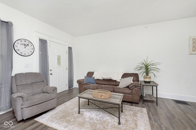 Building Photo - 1432 Sturm Ave