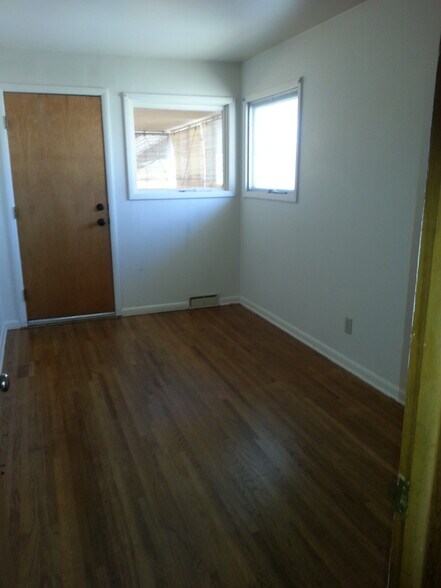Building Photo - 605 Jungles Ave