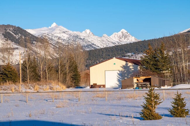 Building Photo - 5077 Pine Dr
