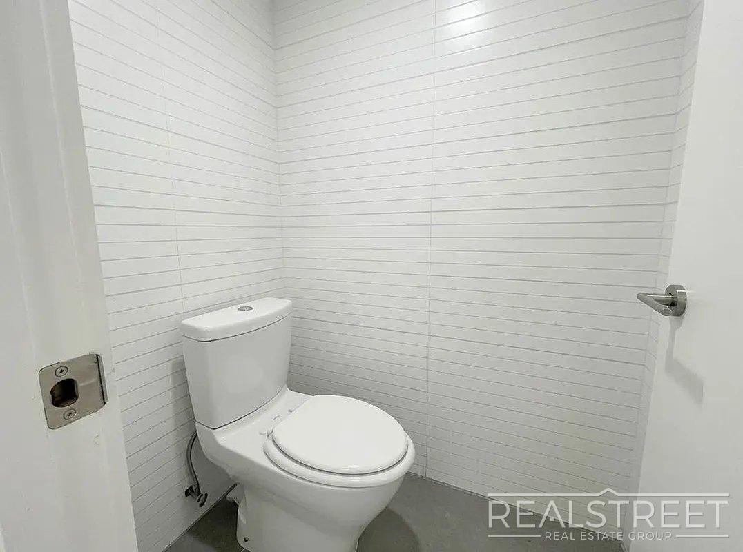 Building Photo - Renovated 3 Bed / 2 Bath Apartment Near the L Train in Prime East Williamsburg