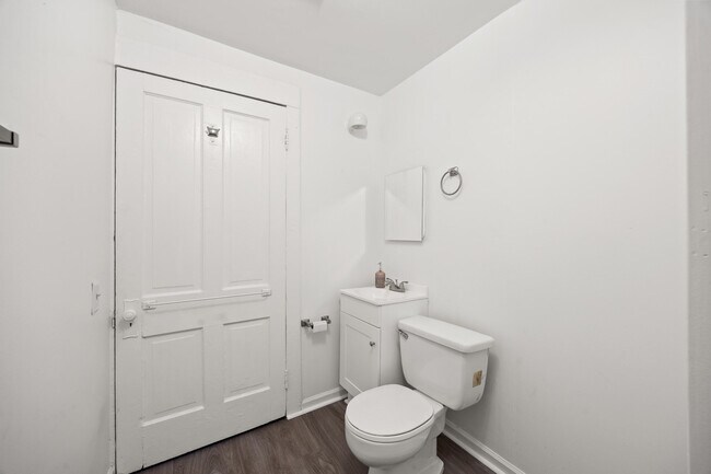 Building Photo - 404 Ewing St