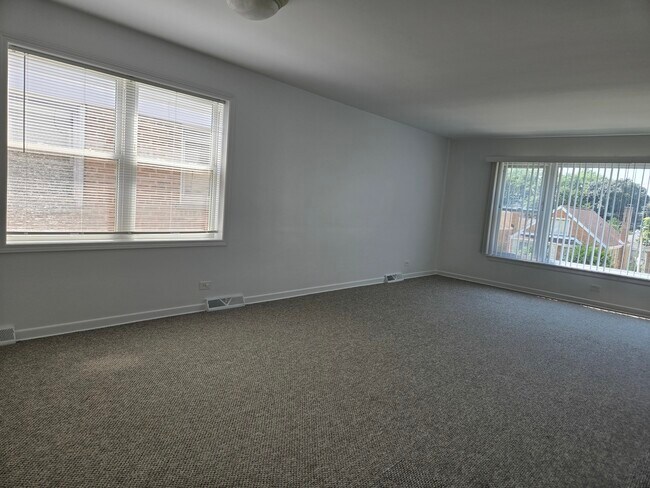 Building Photo - 6039 N Artesian Ave
