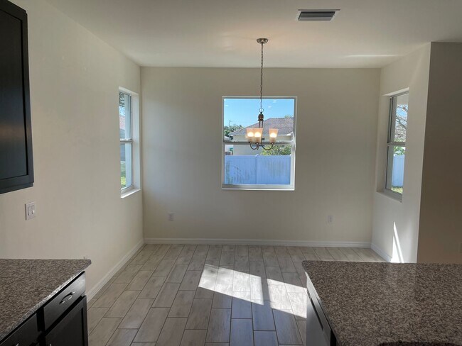 Building Photo - Stunning and spacious Single Family Home!