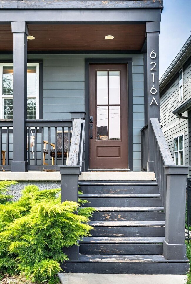 Building Photo - Stunning 3BE/3BA in one of Nashville's hot...